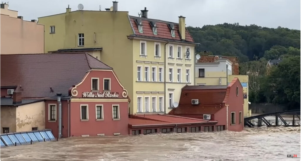 Es klingt verrückt, aber all diese Fluss-nahen Bauten werden aufgegeben werden müssen, weil Mutter Natur wütend und stärker ist. https://www.youtube.com/watch?v=rD7Vqzzsa1Q